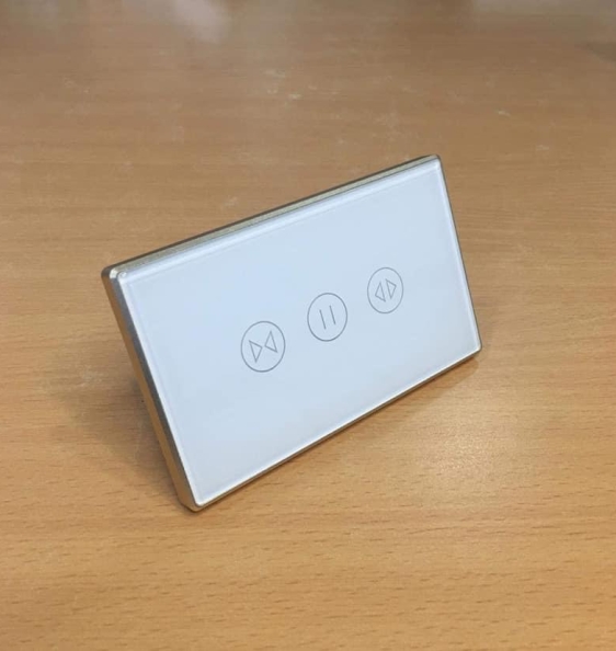 Điều khiển cửa cuốn mặt kính viền nhôm Tuya Wifi