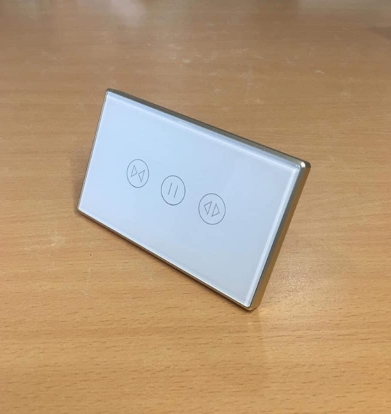 Điều khiển cửa cuốn mặt kính viền nhôm Tuya Wifi